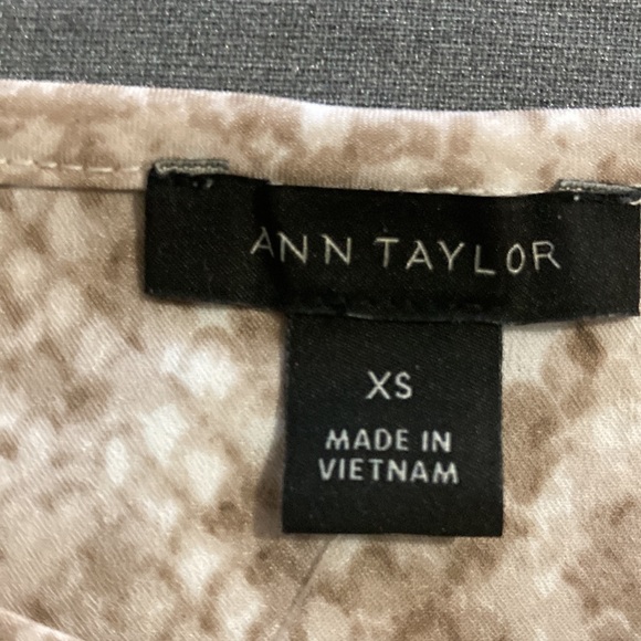 Ann Taylor Size XS snake print light brown 3/4 sleeves blouse. 100% polyester. - Picture 7 of 10